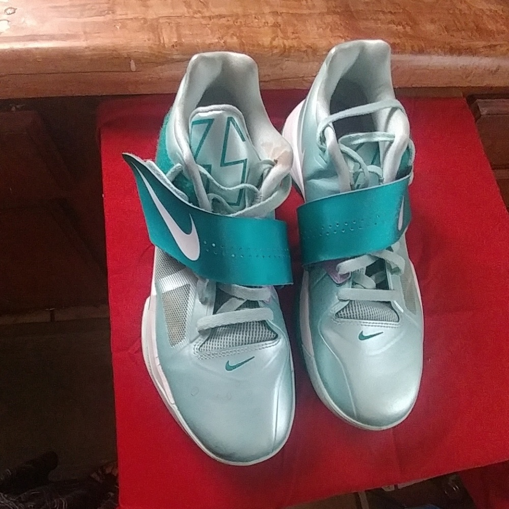 Gently used Mens Nikes .  Size 11